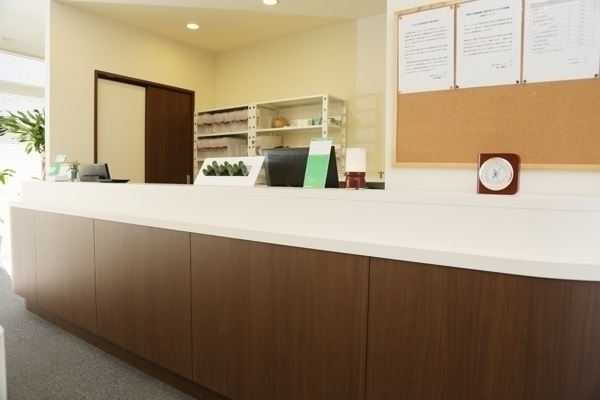 辻堂いなほクリニック　心療内科・精神科 藤沢市 長年精神科で働いてきた受付スタッフが優しく迎え入れてくれる