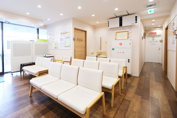 スマイルクリニック西大島 江東区 広く、明るい院内には子どものための絵本などが並ぶ