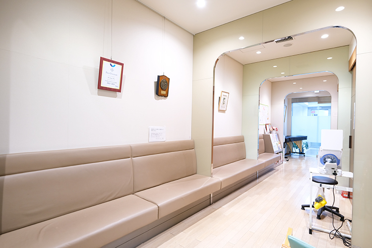 原プレスセンタークリニック 千代田区 優しい雰囲気の待合室は患者を安心させる