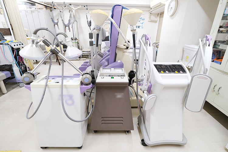 鈴木整形外科 中央区 マイクロ波・低周波装置、けん引装置などの物理療法の機器を用意