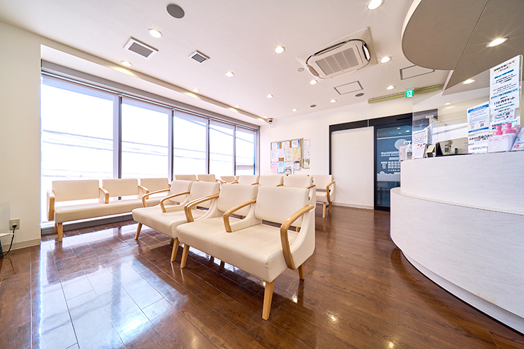 海老名おおくさ泌尿器科クリニック 海老名市 安心感のある明るい待合室