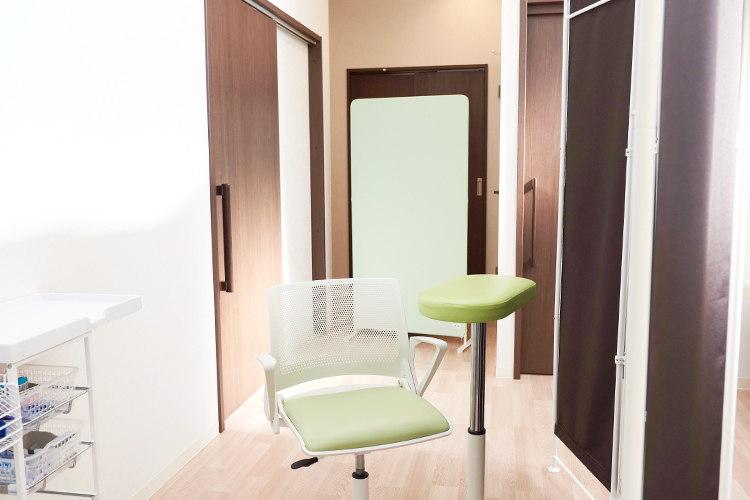 Noah ART Clinic 武蔵小杉 川崎市中原区 木目を基調とした空間で、リラックスして処置を受けられる