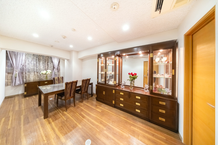 田中クリニック 新宿区 大きなダイニングテーブルの置かれた診察室