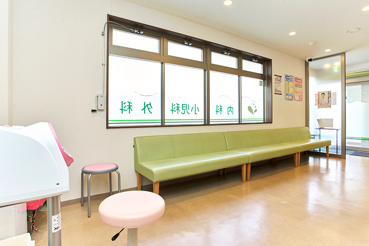 いどぐちファミリークリニック 箕面市 清潔感のある落ち着いた待合室
