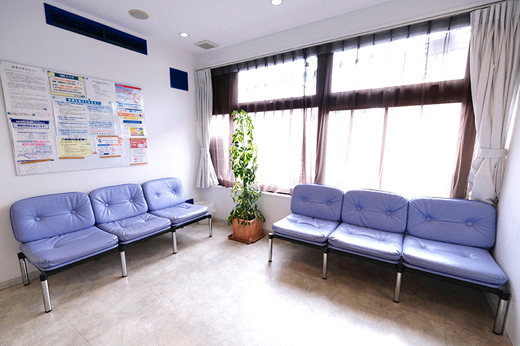いくい眼科 西宮市 広い待合室は、患者本人だけでなく付添人の負担も軽減する