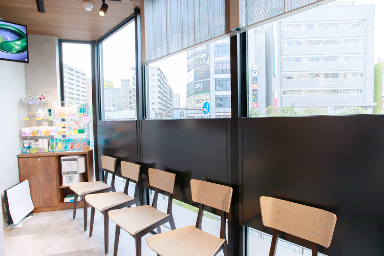 デンタルタイム大森駅前歯科 品川区 自然光が差し込み明るい待合室