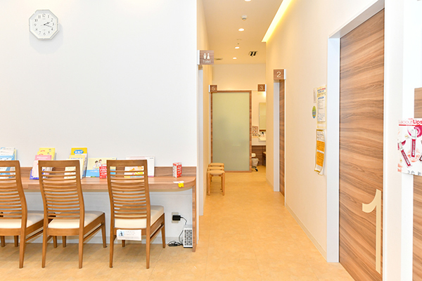ひのうえ皮フ科形成外科クリニック 尼崎市 待合室は患者にリラックスしてもらえるような造りに