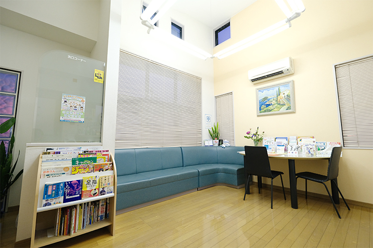 山之内歯科医院 北九州市小倉北区 落ち着いた雰囲気の待合室