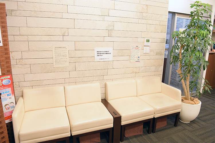 大宮駅前 ひるまこころクリニック さいたま市大宮区 雑誌なども多くそろう待合室