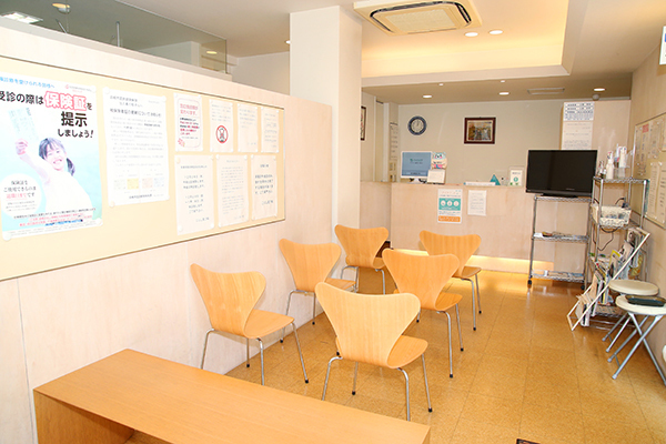 こにし皮フ科 高槻市 北欧をイメージしたナチュラルで落ち着く雰囲気の待合室