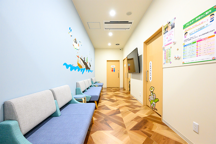 綾瀬駅前こどもクリニック 葛飾区 恐竜や大きなクジラのイラストが彩る待合室