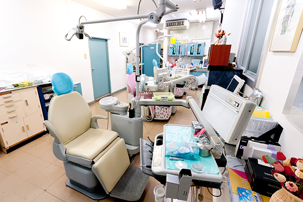 西菅田歯科医院 横浜市神奈川区 治療室はハワイアンミュージックが流れリラックスできる環境