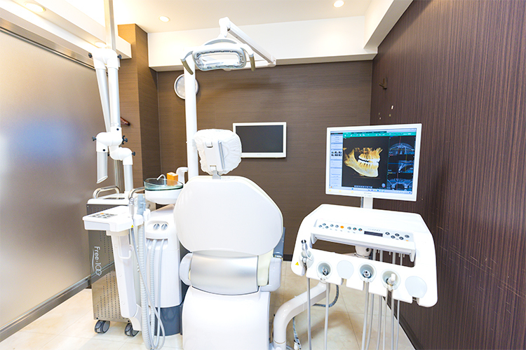 祐天寺歯科クリニック 目黒区 シックな雰囲気かつ大きな窓から日の差し込む院内