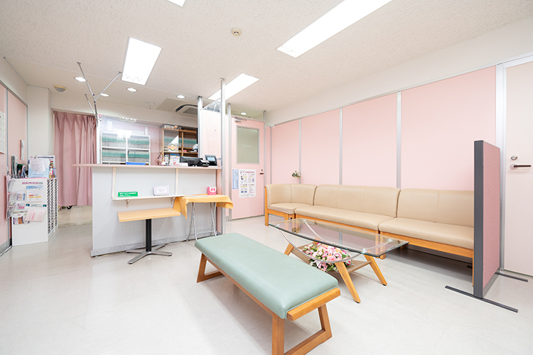 たつきクリニック 新宿区 スタッフが温かく優しい笑顔で迎えてくれる