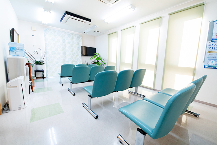 湘南茅ヶ崎よろづ診療所 茅ヶ崎市 自然光が差し込み明るい院内