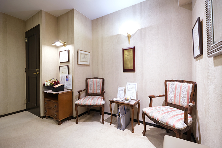 銀座吉川歯科クリニック 中央区 ホテルのバーのような居心地の良さを追求した待合室