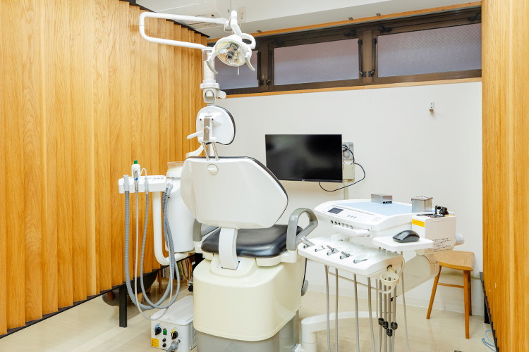 つじの歯科医院 伊丹市 患者のプライバシーを重視した治療室も用意している