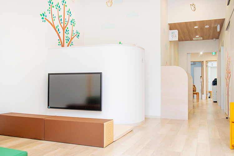 はぐむのあかりクリニック新宮 糟屋郡新宮町 待合室にはキッズスペースも設置、温かな雰囲気が漂う