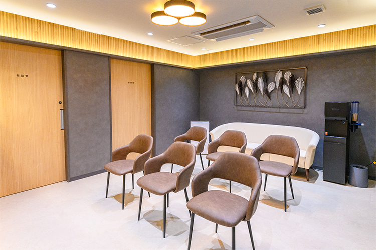 西新宿いしづかメンタルクリニック 新宿区 ブルーグレーと木目を基調とした落ち着きのある待合