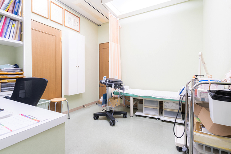 ふかみレディースクリニック 川西市 診察室では患者の話に耳を傾けて丁寧な診察を心がける