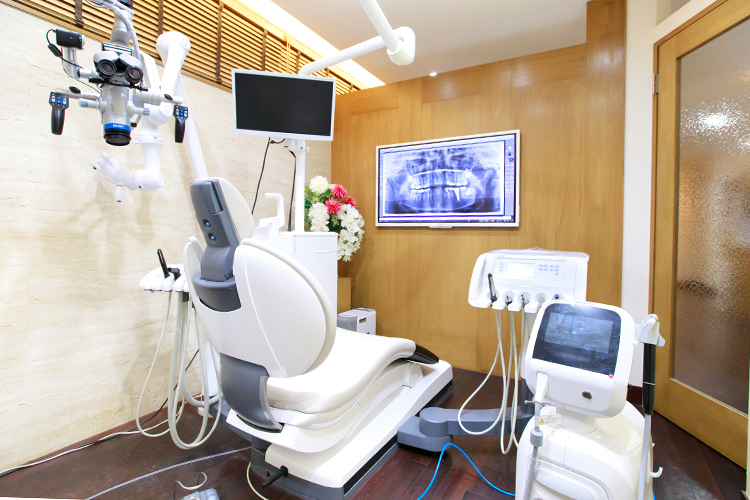 津田デンタルクリニック 千代田区 パーティションで仕切り、プライバシーに配慮した診療室