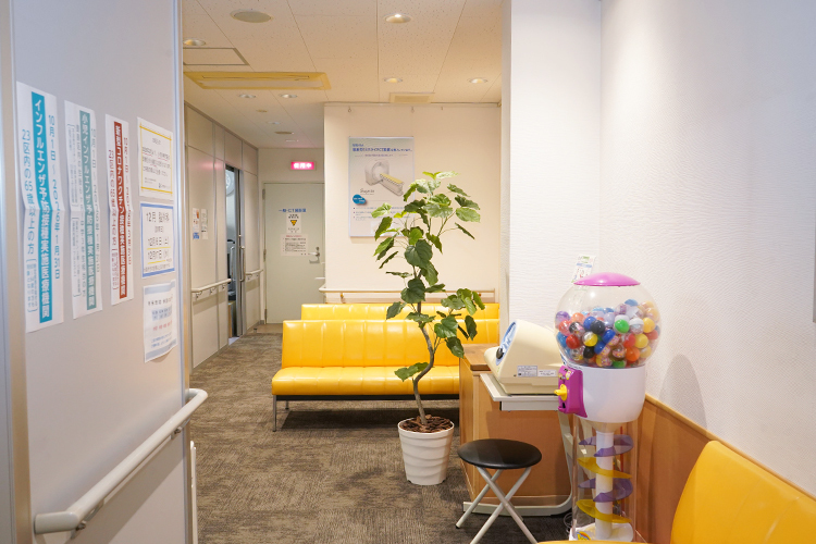 三木内科クリニック 豊島区 待合室にはカプセルトイを置き、思いやりと遊び心が詰まった院内