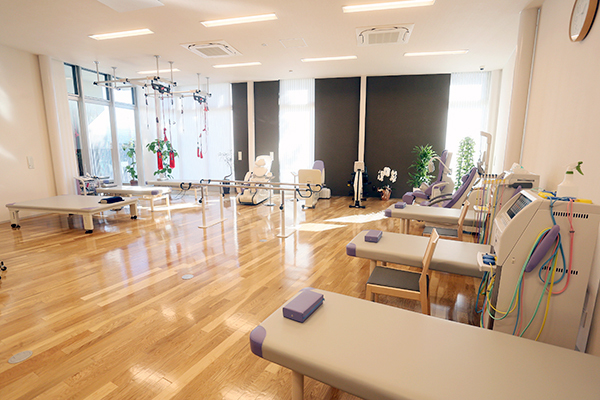 梅森台レオ整形外科・ヒフ科 日進市 日光の差し込み、広々としたリハビリテーション室