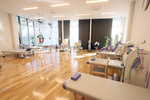 梅森台レオ整形外科・ヒフ科 日進市 日光の差し込み、広々としたリハビリテーション室