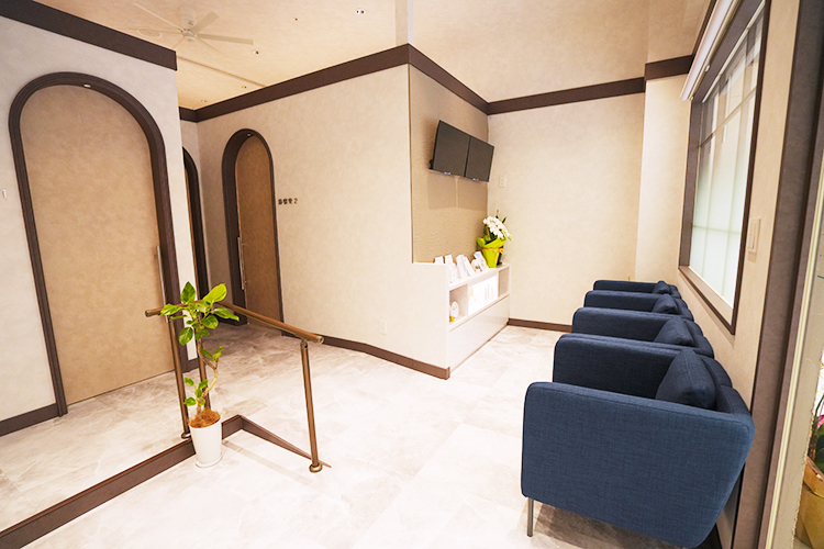 R形成外科皮膚科クリニック横浜みなとみらい 横浜市西区 清潔感のある落ち着いた待合 