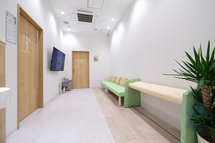 いわつき本丸 内科と脳の診療所 さいたま市岩槻区 緑を基調とし、木目が映える温かな院内