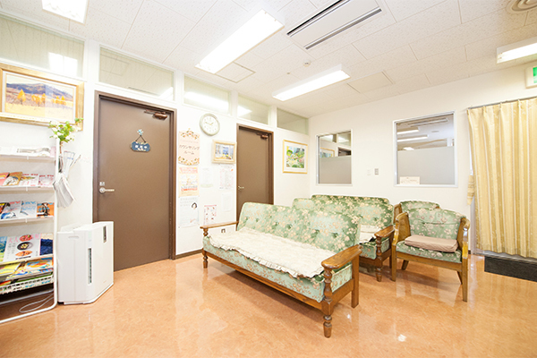 池下やすらぎクリニック 名古屋市千種区 待合室は明るく落ち着く空間だ