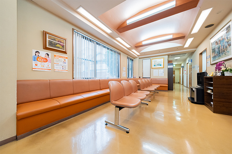 天沼消化器内科・外科クリニック 杉並区 温かみのある待合室ではゆったりと過ごすことができる