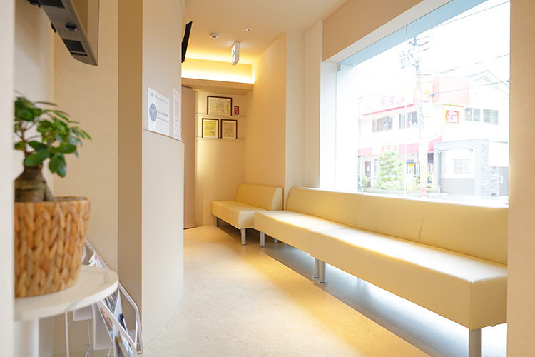 豊中服部ノボ歯科・矯正歯科クリニック 豊中市 大きな窓から光が入る待合室