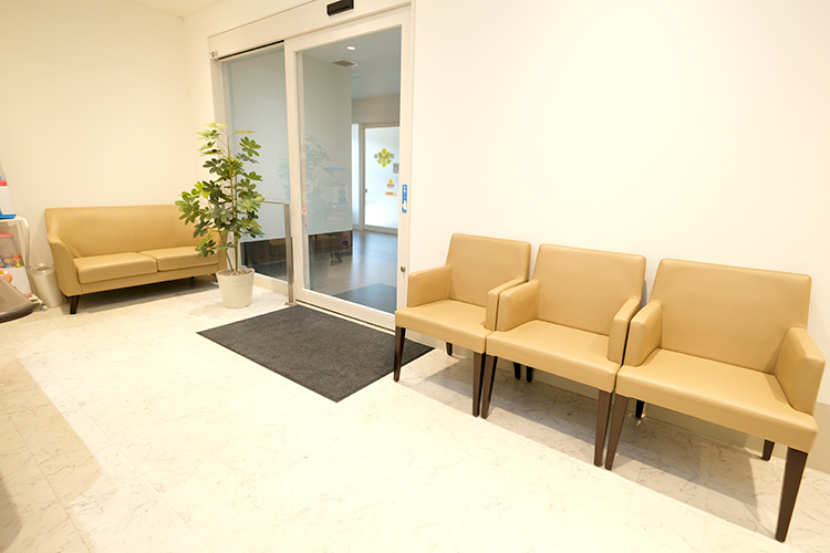お花茶屋ハル歯科・矯正歯科 葛飾区 明るく清潔感あふれる待合スペース