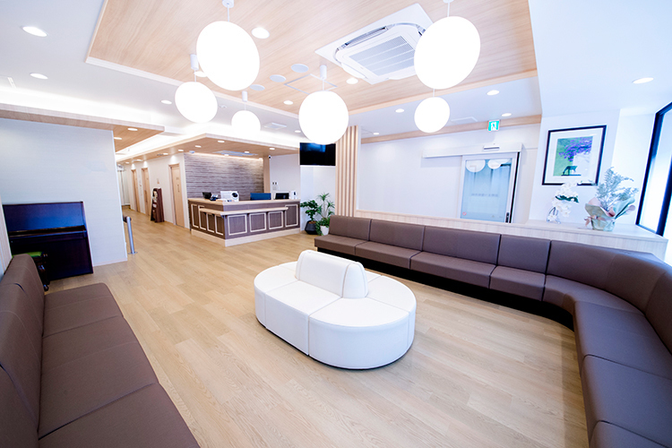 日野まつ整形外科 日野市 待合スペースにはピアノを設置し、リラックスできるような工夫も