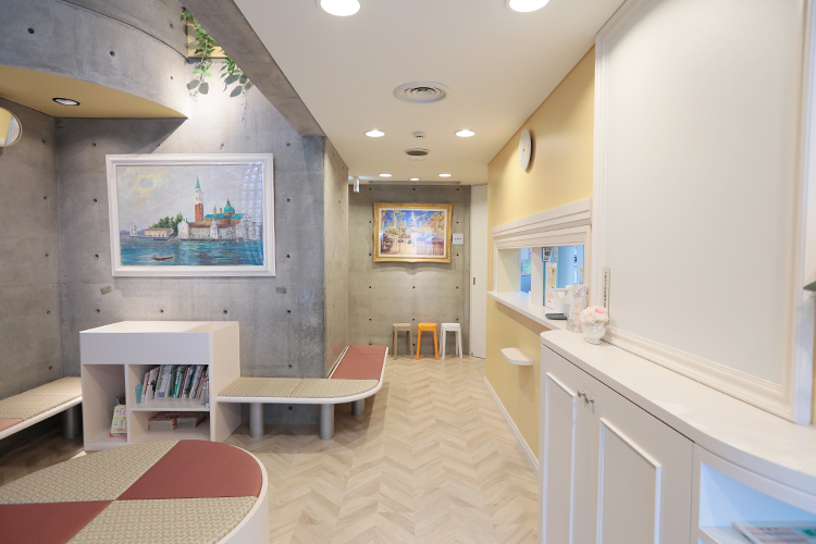 武内小児科・内科 大阪市都島区 カラフルな椅子が目を引く広々とした待合スペース