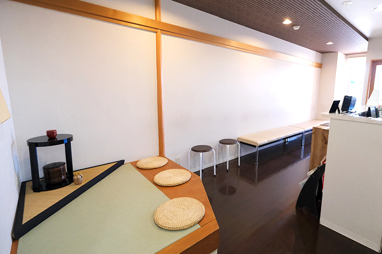 まさみ眼科クリニック 京都市山科区 茶室の設えもあり落ち着いた雰囲気の待合室