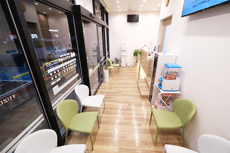 ゆずの木歯科クリニック 入間郡毛呂山町 白と木目を基調にした、リラックスして過ごせる待合室