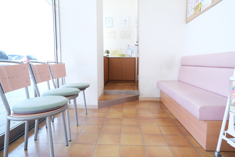 あさひ歯科クリニック 日高市 子どもから大人まで落ち着いて過ごせる、居心地の良い待合室