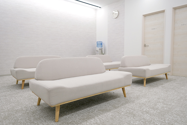 浦和ガーデンこころのクリニック さいたま市浦和区 白を基調とした清潔感あふれる院内