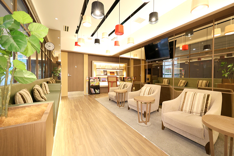 吉田歯科医院 北葛城郡王寺町 カフェのような雰囲気でリラックスできる待合室