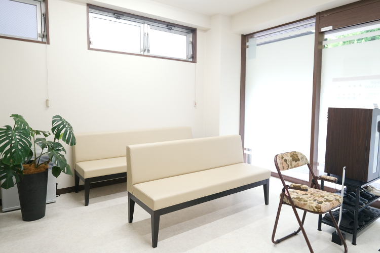 まちだファミリークリニック 町田市 やわらかい光が差し込む居心地の良い院内