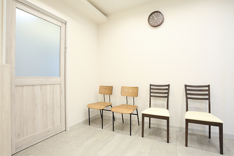 上社しまだ歯科 名古屋市名東区 白を基調とした清潔感のある待合室