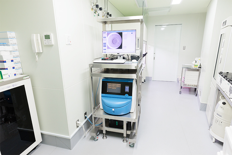 三軒茶屋ウィメンズクリニック 世田谷区 培養室には受精卵を培養器から出さずに観察できる機器がある