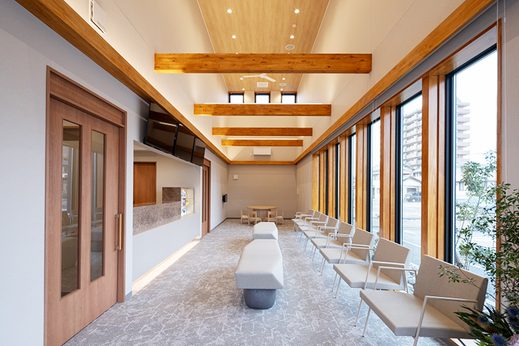 杉山歯科医院 大垣市 光が差し込む落ち着いた院内