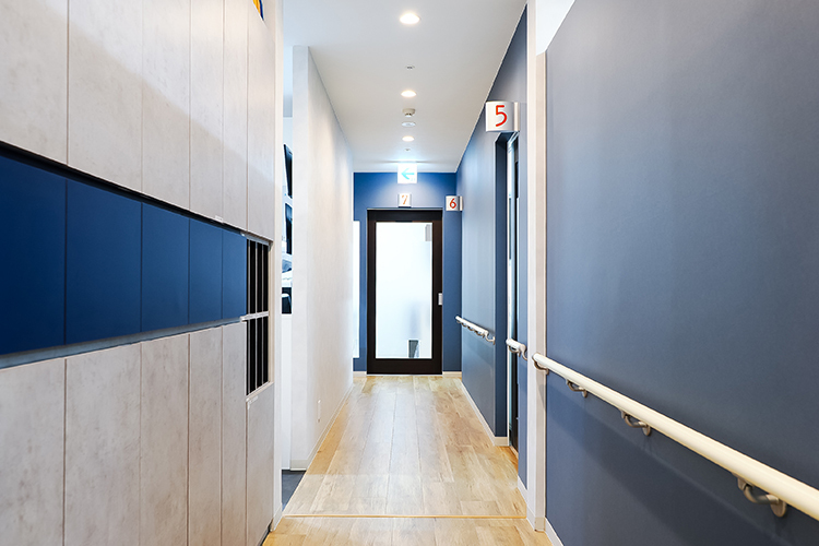 梶歯科医院 神戸市垂水区 白と紺を基調とした落ち着いた院内