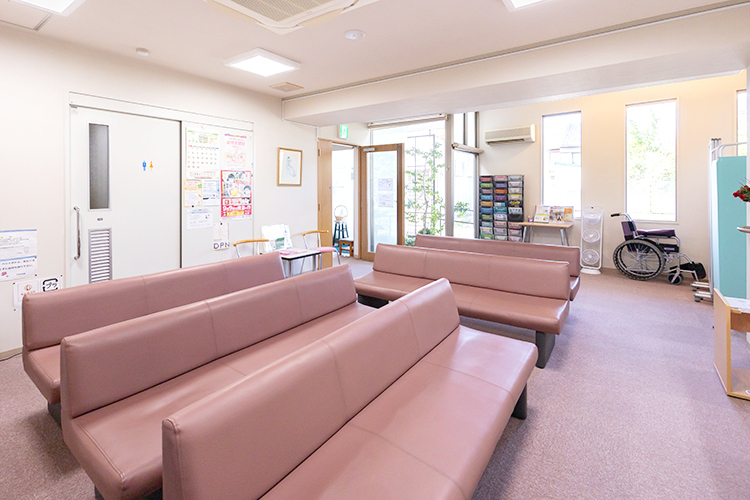 戸谷内科 岐阜市 待合室には、健康に関する冊子や健康診断の案内などが並ぶ