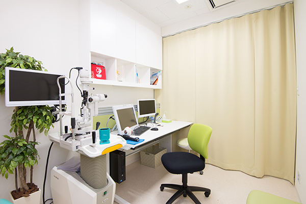 ふくなが眼科 高槻市 福永院長は丁寧な診療を心がけている