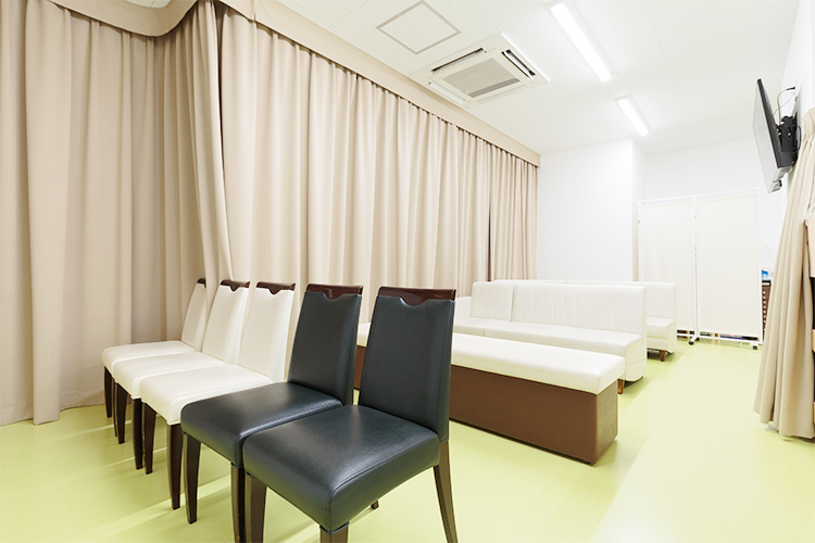 せや眼科 三田市 清潔感のある待合室