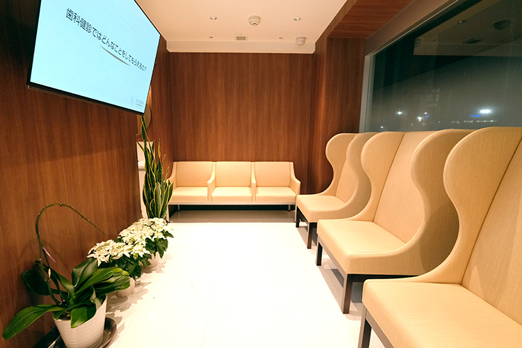 ゆうま歯科 相楽郡精華町 音楽や香りに工夫した待合スペースはリラックスできる空間